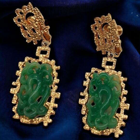 Large Vintage VENDOME Gold Tone Asian Inspired Green Carved Brooch & Earring Set - Picture 4 of 14
